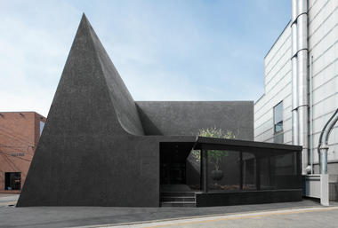 Loja Juun.J Flagship  / WGNB