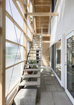 Gallery of The Deformed Roof House of Furano / Yoshichika Takagi + associates  - 8