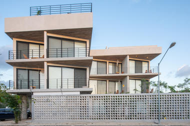 Hotel y condominio Balba / Marek