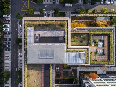 Gallery of Three Rooms in a Roof Garden / Atelier Z+  - 8