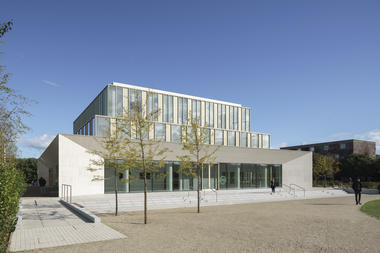 UCD贝尔菲尔德校区孔子学院 / Robin Lee Architecture