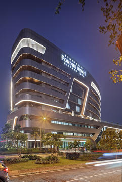 Gallery of Pondok Indah Bintaro Jaya Hospital / Silver Thomas Hanley  - 18