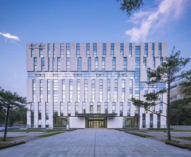 Gallery of Tsinghua University's Law Faculty Library / KOKAISTUDIOS  - 1