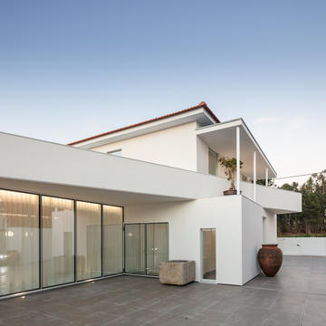 House in Arada / Nelson Resende