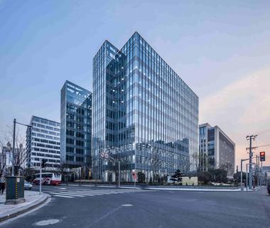 Champion Center / Atelier Z+