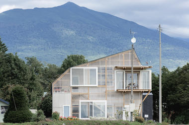 A casa de telhado deformado em Furano / Yoshichika Takagi + associates