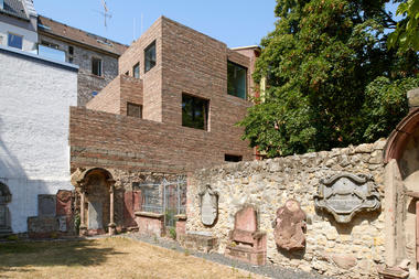 Gallery of Stylepark Building at the Churchyard / NKBAK   - 1