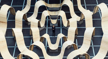 El pabellón de ondas de madera de Paul Cocksedge se inaugura en el Festival de Diseño de Londres 2019