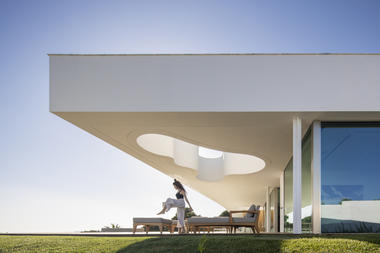 LuxMare私宅，独享大海尽头的光景 / Mário Martins Atelier