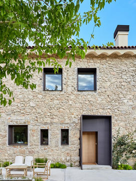 Grande House  / Lado Blanco Arquitecturas