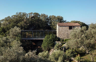 Ampliación moderna de una casa del siglo XVII / Nicolas Gianni Architecte