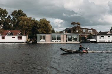 Energy Positive Floating Villa / van Ommeren architecten
