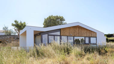 Gallery of Small Bioclimatic House / ARKKE  - 1
