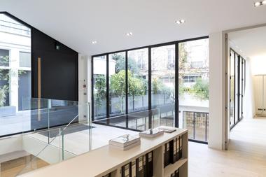 Galería de Ventanas minimalistas con perfiles de acero de alta rigidez: máxima transparencia y diseño sutil  - 12
