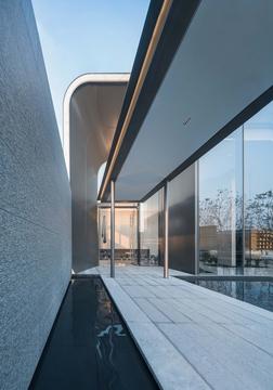 Gallery of Super Fluid Artistic Life House / gad · line+ studio  - 4