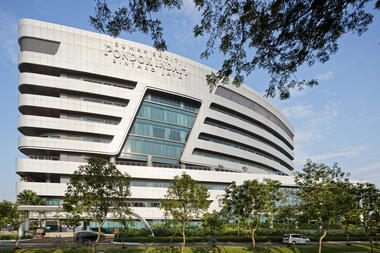 Hospital Pondok Indah Bintaro Jaya / Silver Thomas Hanley