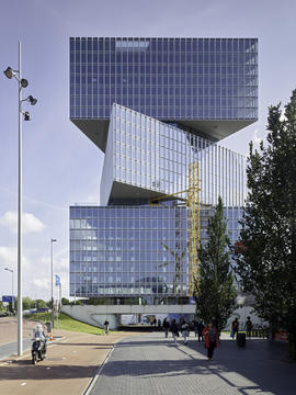 Tres volúmenes triangulares de vidrio, el último edificio de OMA / Reinier de Graaf
