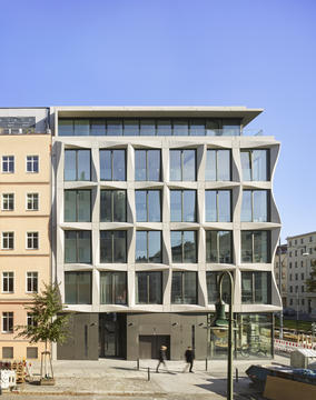 Galeria de Edifício Comercial Greifswalder / Tchoban Voss Architekten  - 6