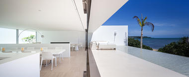 Sea Front Villa / Shinichi Ogawa & Associates
