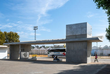 画廊 莫格尔之门公交车站，雕塑感城市门户 / Ahaus arquitectos  - 12