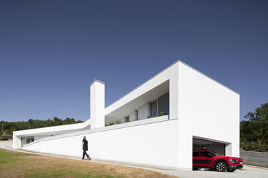 Lamego住宅，与场地‘捉迷藏’ / António Ildefonso Arquitecto