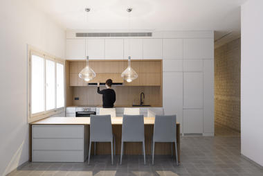 Long and Slender / XS Studio for compact design
