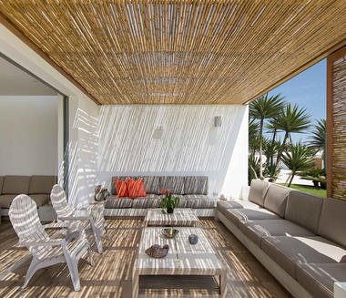 Casas con pérgolas de madera en Perú: la sombra entre espacios interiores y paisaje