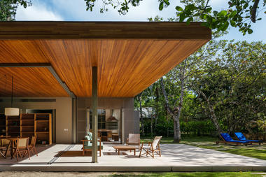 Dos Cajueiros House / Terra Capobianco + Galeria Arquitetos
