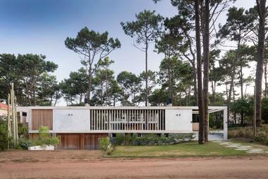 Kozu House / Martin Gomez Arquitectos