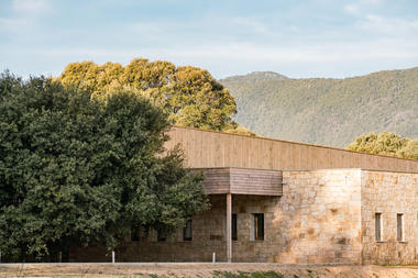 Groupe Scolaire à Strega / Amelia Tavella Architectes