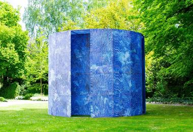 Blue-Screen Temple Installation / Mathieu Merlet Briand