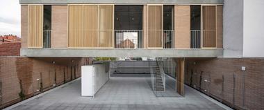Casa sobre un patio / Ayllón Paradela Deandrés Arquitectos