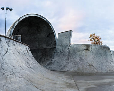 Skateparks de hormigón: fotografías de paisajes deportivos brutalistas 