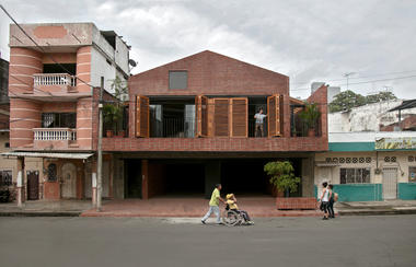 Vivienda y espacio educativo La casa que habita / Natura Futura Arquitectura
