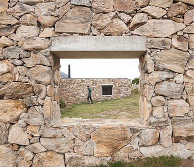 Galería de Casas con piedra en Uruguay: utilización del material en interiores y exteriores  - 1