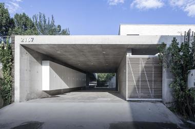 Gallery of Floationg Courtyard / TAOA  - 3