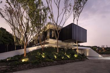 Gallery of Comfort in Context House / Chain10 Architecture & Interior Design Institute  - 23