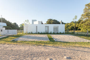 Gallery of White Houses Chapadmalal / BiK Arquitectura  - 8