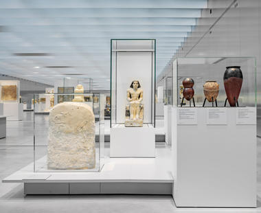 Como projetar interiores de museus: Vitrines para proteger e destacar a arte