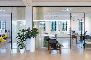 Galería de Ventanas minimalistas con perfiles de acero de alta rigidez: máxima transparencia y diseño sutil  - 25