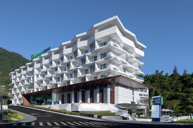 峨眉七里坪智选假日酒店 / 成都中筑华恺建筑设计