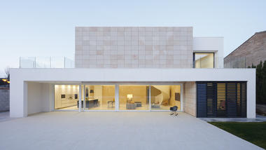 Casa Iker & María   / Tangram Arquitectura + Diseño