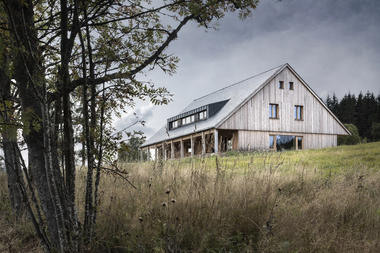 Mountain Chalet in the Šumava National Park / triarchitekti
