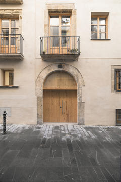 Proyecto de rehabilitación de un edificio plurifamiliar de 8 viviendas / avlarquitectura + Antoni Bou Architectes