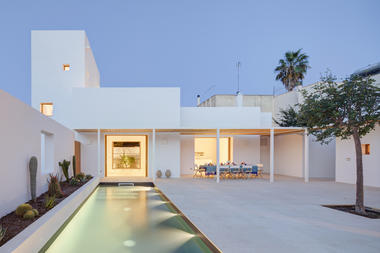 Gallery of The White Tower House / Dosarchitects  - 2