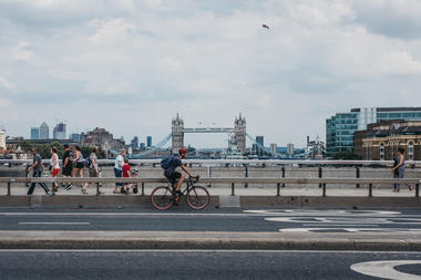 Londres presenta calles libres de automóviles a medida que se reduce el confinamiento
