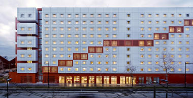 2en1学生中心，双生塔楼的互补立面 / BFV Architectes