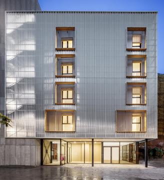 巴塞罗那老城区集装箱应急住房 / Straddle3 + Eulia Arkitektura + Yaiza Terré