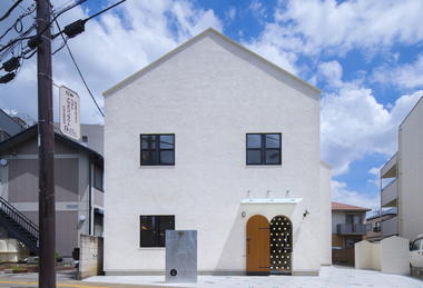 Two Stories Building / Oganic Design Architecture Studio