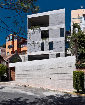 Búhos House / Ambrosi I Etchegaray